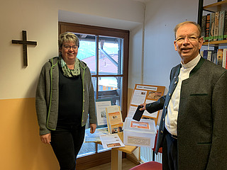 Büchereileiterin Anja Schaub und Msgr. Wolfgang Huber an der Handysammelstation.