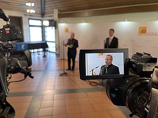 Bischof Georg Bätzing bei der Auftaktpressekonferenz in Fulda im Fokus der Kameras