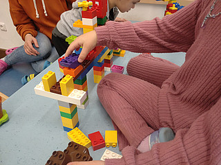 Kinder spielen mit Duplo-Lego