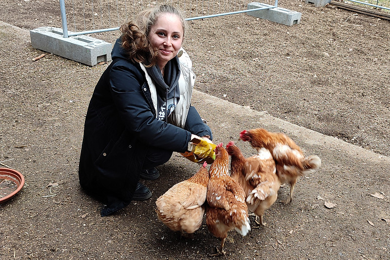 Magdalena Schön mit Hühnern