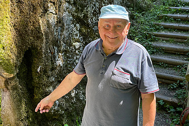 Heimatforscher Nik Söltl am Ende des Wachsenden Felsens bei Usterling/Landau a.d. Isar