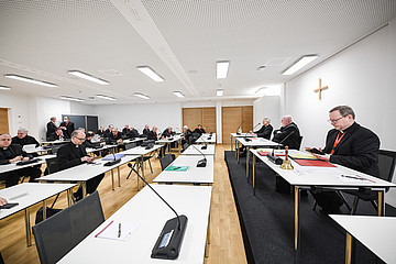 Bischöfe sitzen im Tagungsraum bei der Eröffnung der Frühjahrsvollversammlung der Deutschen Bischofskonferenz in Vierzehnheiligen