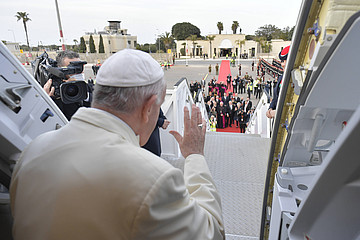Papst Franziskus winkt auf Malta aus Flugzeug