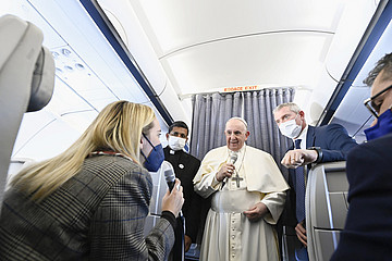 Papst Franziskus gibt auf seinen Auslandsreisen oft Pressekonferenzen im Flugzeug, zuletzt am Nikolaustag 2021 auf dem Rückflug von Athen.