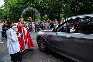 Pfarrer Schießler segnet Auto