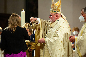 Kardinal Marx tauft im Münchner Liebfrauendom eine Frau