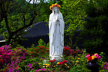 Marienfigur umgeben von Blumen