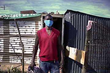 Mann in Südafrika mit Maske