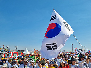 Menschenmasse mit südkorenischer Flagge