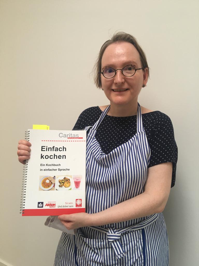 Gudrun Behrens hat das Kochbuch "Einfach Kochen" bei der Offenen Behinderten-Arbeit der Münchner Caritas mitentwickelt.